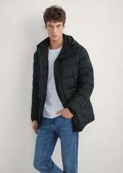 Чоловіча зимова куртка чорного кольору KURMT-0379-99(Z25), вигляд виробу спереду на моделі. Видно половину силуету.