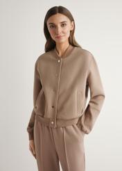 Жіноча толстовка верблюжого кольору BLZDT-0121-1D(W26), вигляд виробу спереду на моделі. Видно половину силуету.