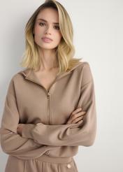 Жіноча толстовка на блискавці кольору верблюжого волокна BLZDT-0108A-1D(W26), крупний план передньої частини виробу на моделі. Видно половину силуету.