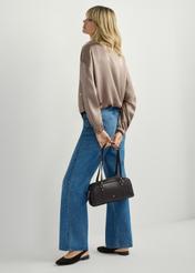 Темно-коричнева сумка через плече TOREC-1233-1I(W26), вигляд виробу в руці моделі. Видно повністю.