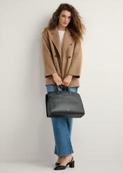 Чорна жіноча сумка зі штучної шкіри TOREC-1143-99(W26), вигляд виробу в руці моделі. Видно повністю.