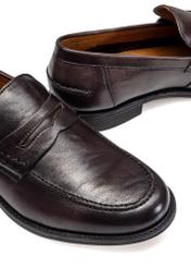 Чоловічі коричневі шкіряні мокасини BUTYM-0482-1I(W26), крупний план деталі виробу на білому фоні.