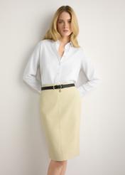 Жіноча біла сорочка KOSDT-0182-0A(W26), вигляд виробу спереду на моделі. Видно половину силуету.