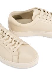 Біле шкіряне спортивне взуття BUTYM-0503A-0B(W26), крупний план деталі виробу на білому фоні.