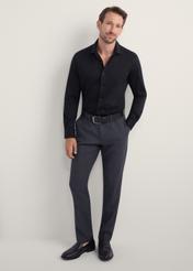 Чорна елегантна чоловіча сорочка KOSMT-0339-99(Z25), вигляд виробу спереду на моделі. Видно все тіло.