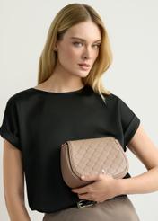 Бежева жіноча сумка-месенджер TOREC-1179-1P(W26), вигляд виробу в руці моделі. Видно половину силуету.