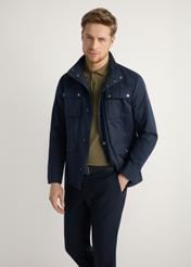 Чоловіча темно-синя перехідна куртка KURMT-0376-7D(W26), вигляд виробу спереду на моделі. Видно половину силуету.