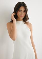 Екрю-віскозна сукня SUKDT-0264-0B(W26), вигляд виробу спереду на моделі. Видно половину силуету.