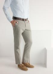 Чоловічі бежеві замшеві мокасини BUTYM-0525-1B(W26), діагональний вигляд виробу на ногах моделі.