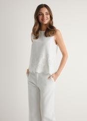 Жіноча біла блузка BLUDT-0207-0B(W26), вигляд виробу спереду на моделі. Видно половину силуету.