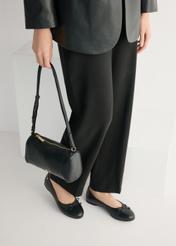 Жіночі чорні шкіряні балетки BUTYD-1248-99(W26), вигляд виробу зверху на ногах моделі.