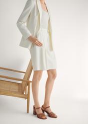 Жіночі замшеві сандалі кольору верблюжої шкіри на блочному каблуці BUTYD-1231-1D(W26), діагональний вигляд виробу на ногах моделі, на світлому фоні.