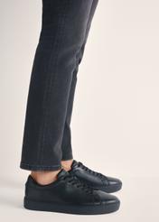 Чорне шкіряне спортивне взуття BUTYM-0503A-99(W26), вигляд виробу збоку на ногах моделі.