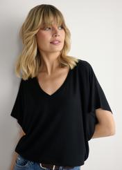 Чорна жіноча блузка BLUDT-0202-99(W26), крупний план виробу спереду на силуеті моделі.