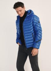 Чоловіча синя куртка KURMT-0380-61(Z25), вигляд виробу спереду на моделі. Видно половину силуету.