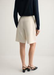 Жіночі кремові вовняні шорти SZODT-0021-0B(W26), вигляд виробу ззаду на моделі. Видно половину силуету.