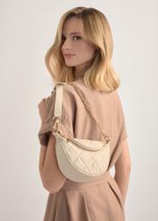 Кремова стьобана жіноча сумка TOREC-1091-0B(W26), вигляд виробу спереду на силуеті моделі.