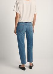 Жіночі темно-сині джинси JEADT-0011-7C(W26), вигляд виробу ззаду на моделі. Видно половину силуету.