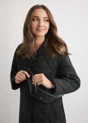 Жіноча поясна сумка чорного кольору зі штучної шкіри TOREC-1190-99(W26), вигляд виробу на плечі моделі. Видно половину силуету.