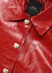 Червона коротка жіноча куртка KURDS-0612-4B(W26), крупний план деталей виробу на білому тлі.