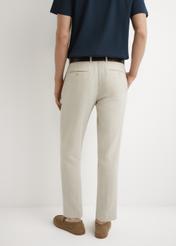 Чоловічі бежеві штани-костюми в ялинку SPOMT-0117-1B(W26), вигляд виробу зі спини на моделі. Видно половину силуету.