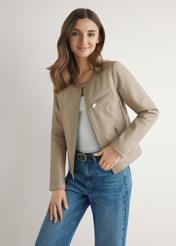 Бежева жіноча куртка з натуральної шкіри KURDS-0154-1B(W26), вигляд виробу спереду на моделі. Видно половину силуету.