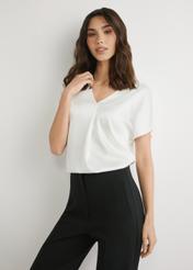 Кремова жіноча блузка BLUDT-0206-0B(W26), вигляд виробу спереду на моделі. Видно половину силуету.