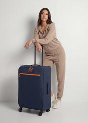 Велика валіза на колесах WALNY-0045-7D-28(W26), діагональний вигляд виробу поруч із силуетом моделі.