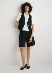 Жіночі елегантні чорні шорти SZODT-0017-99(W26), вигляд виробу спереду на моделі. Видно все тіло.