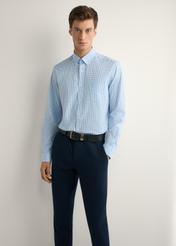 Чоловіча синя картата бавовняна сорочка KOSMT-0277-7B(W26), вигляд виробу спереду на моделі. Видно половину силуету.