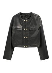 Жіноча коротка шкіряна куртка чорного кольору KURDS-0597-99(W26), вигляд виробу спереду на білому тлі.