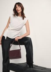 Жіноча шкіряна сумка бордового кольору TORES-1189-49(Z25), вигляд виробу в руці моделі на світлому фоні.