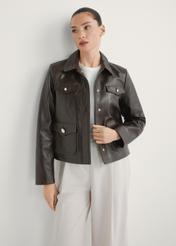 Темно-коричнева жіноча шкіряна куртка KURDS-0589-1I(W26), вигляд виробу спереду на моделі. Видно половину силуету.