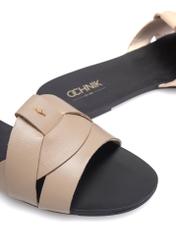 Бежеві жіночі шльопанці з тасьмою BUTYD-0903C-1B(W26), крупний план деталі виробу на білому фоні.