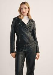 Жіноча чорна шкіряна куртка KURDS-0184-99(KS), вигляд виробу спереду на моделі. Видно половину силуету.