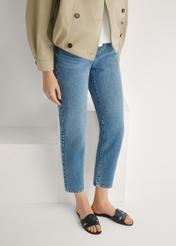 Жіночі чорні плетені шльопанці BUTYD-0903C-99(W26), вигляд виробу спереду на ногах моделі.