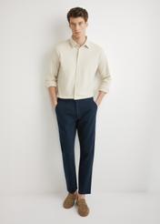 Чоловічі темно-сині штани SPOMT-0120-7E(W26), вигляд виробу спереду на моделі. Видно все тіло.