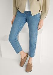 Жіночі замшеві шльопанці кольору верблюжої шкіри BUTYD-1267-1D(W26), вигляд виробу спереду на ногах моделі.