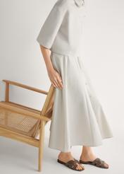 Жіночі шльопанці з тасьмою холодного коричневого кольору BUTYD-0904D-1K(W26), вигляд виробу збоку на ногах моделі.