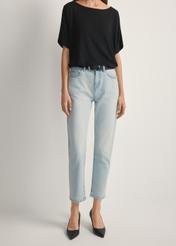 Світло-блакитні жіночі джинси JEADT-0011-7A(W26), вигляд виробу спереду на моделі. Видно половину силуету.