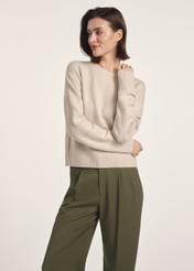 Бежевий жіночий светр SWEDT-0242-80(Z25), вигляд виробу спереду на моделі. Видно половину силуету.