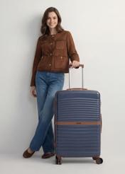 Велика валіза на колесах WALAB-0084-7D-28(W26), вигляд виробу спереду поруч із силуетом моделі.