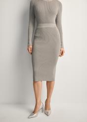 Жіноча срібна спідниця в рубчик SPCDT-0113-91(Z25), вигляд виробу спереду на моделі. Видно половину силуету.