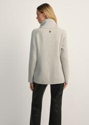 Жіночий сірий светр з вовняної суміші SWEDT-0252-91(Z25), вигляд виробу ззаду на моделі. Видно половину силуету.