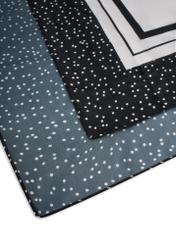 Чорний жіночий шарф з логотипом SZADT-0192-9P(W26), крупний план деталі виробу на білому фоні.