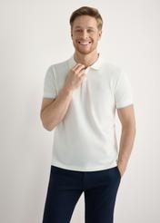 Кремова бавовняна футболка-поло POLMT-0045B-0B(W26), вигляд виробу спереду на моделі. Видно половину силуету.