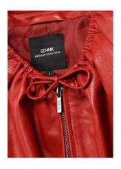 Жіноча червона шкіряна куртка KURDS-0588-4B(W26), крупний план деталі виробу на білому фоні.