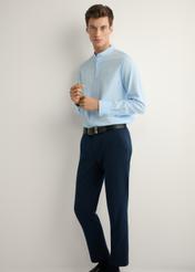 Світло-блакитна чоловіча бавовняна сорочка KOSMT-0326-7A(W26), вигляд виробу спереду на моделі. Видно все тіло.