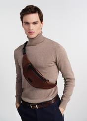 Чоловіча поясна сумка коричневого кольору зі шкіри TORMS-0107-1H(W26), вигляд виробу на силуеті моделі, на світлому фоні.