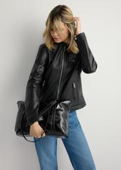 Чорна жіноча сумка-шопер TOREC-1206-9F(W26), вигляд виробу в руці моделі. Видно половину силуету.